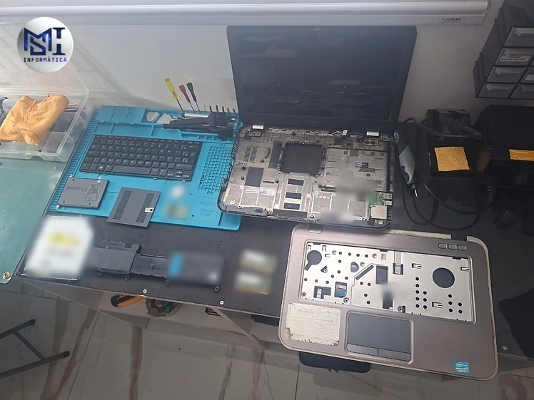 Notebook Dell Inspiron desmontado, com teclado, apoio de mãos, carcaça, memória e drive de DVD, na conta de consertar ou trocar o computador