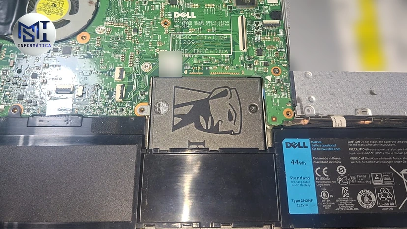 Notebook Dell Inspiron aberto por baixo, com um SSD Kingston de 2,5 polegadas no lugar onde ficava o HD