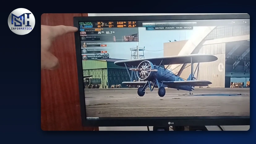 Jogo aberto no monitor com o painel de uso no canto: placa GTX 1650, processador i5-10400F, memória e FPS, no vídeo do canal