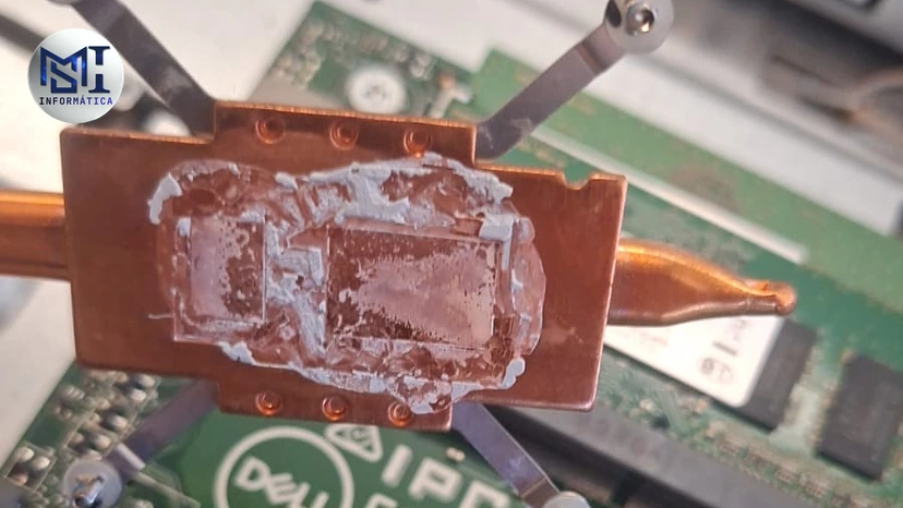 Pasta térmica velha e ressecada na base de cobre do dissipador, tirado de cima do processador de um Dell All-in-One