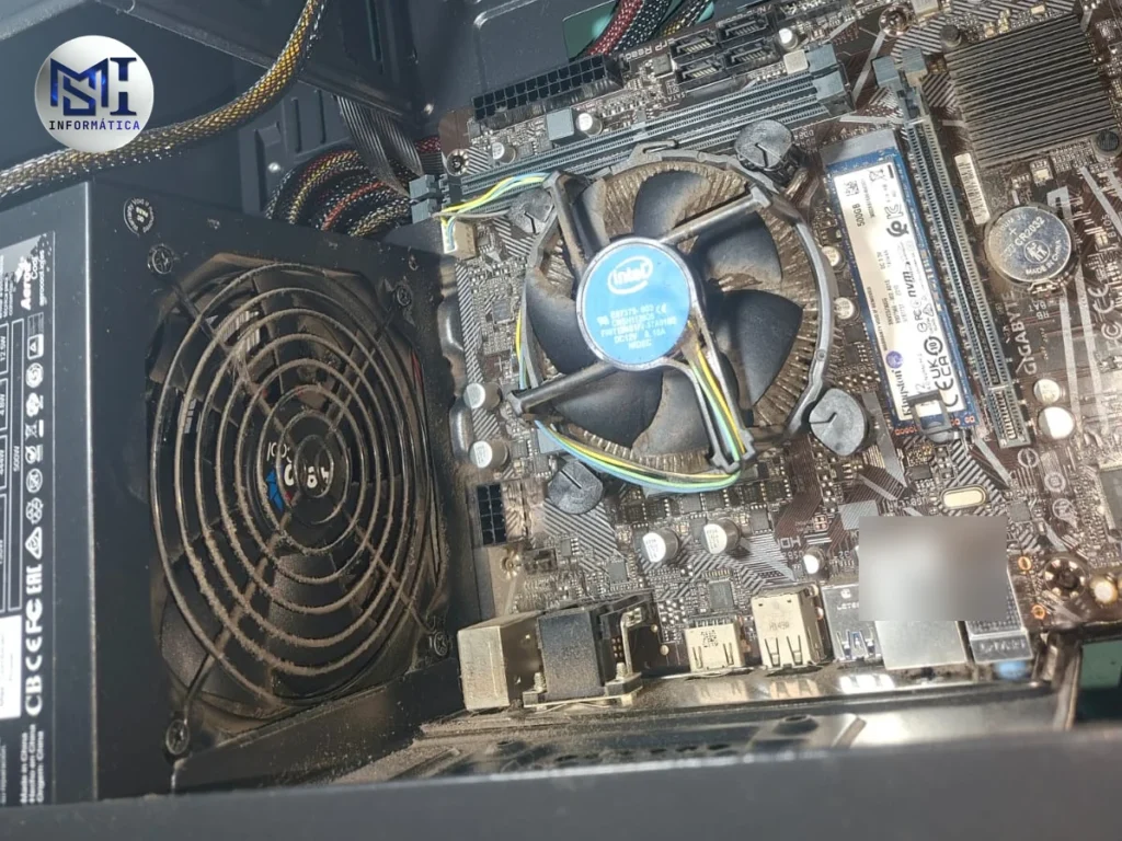 PC antes da limpeza, com poeira no cooler original da Intel e na grade da fonte