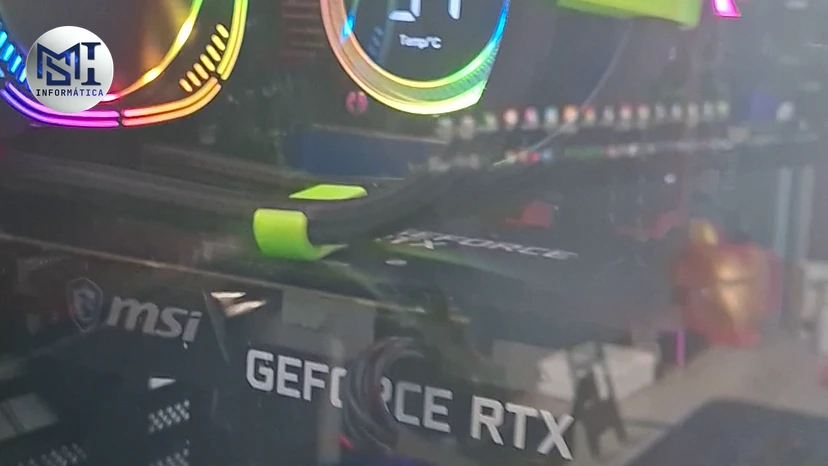 Placa de vídeo MSI GeForce RTX instalada no PC do canal, vista pelo vidro com o water cooler aceso, no vídeo do canal