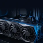 Placa de vídeo grande de três ventoinhas instalada num PC aberto, com o cabo de energia ligado