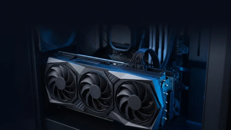 Placa de vídeo grande de três ventoinhas instalada num PC aberto, com o cabo de energia ligado
