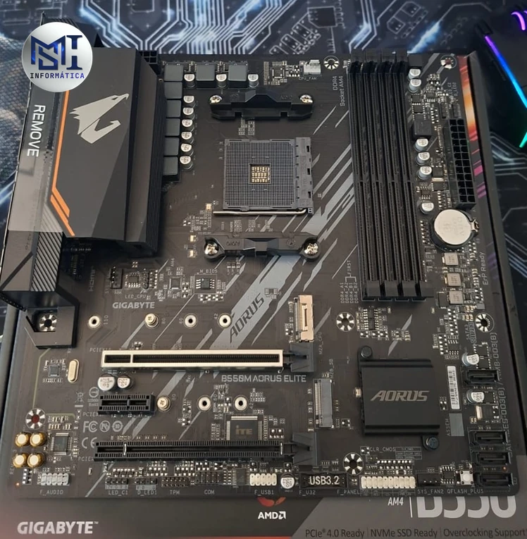 Placa-mãe Gigabyte B550M AORUS ELITE com soquete AM4 vazio e quatro slots de memória DDR4, a placa do kit upgrade básico