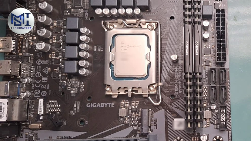 Placa-mãe micro-ATX Gigabyte H610M H DDR4 com o processador no soquete LGA 1700, os slots de memória e o slot M.2