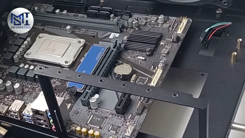 Processador Intel no soquete de uma placa-mãe montada numa estrutura de teste aberta, no vídeo do canal sobre temperatura da CPU