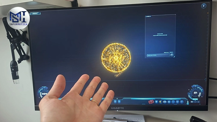 Monitor com o assistente de inteligência artificial do sistema interno da MSI Informática, e o microscópio USB ao lado