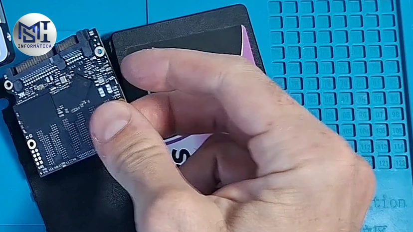SSD de 2,5 polegadas aberto: a placa com os chips de memória flash, sem nenhuma peça que se mexa, no vídeo do canal