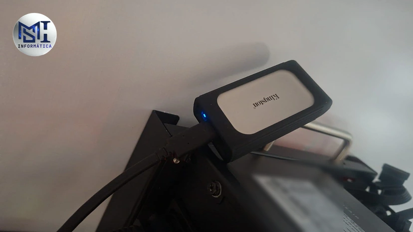 SSD externo Kingston de 1 TB ligado ao PC por cabo USB: a cópia dos arquivos que vem antes de formatar ou redefinir