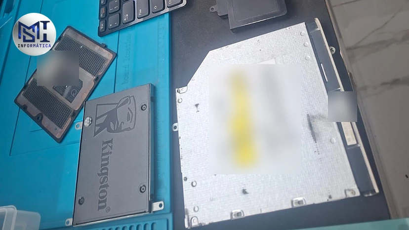 SSD Kingston de 2,5 polegadas e drive de DVD tirados de um notebook Dell