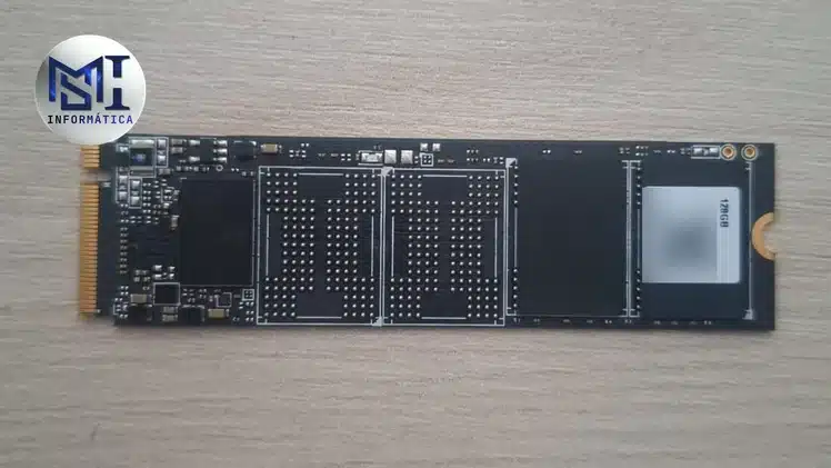 SSD M.2 NVMe de 128 GB, com o conector de um recorte só (chave M)