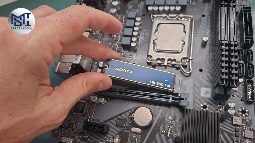 SSD M.2 NVMe ADATA Legend 710 sendo encaixado no slot M.2 da placa-mãe