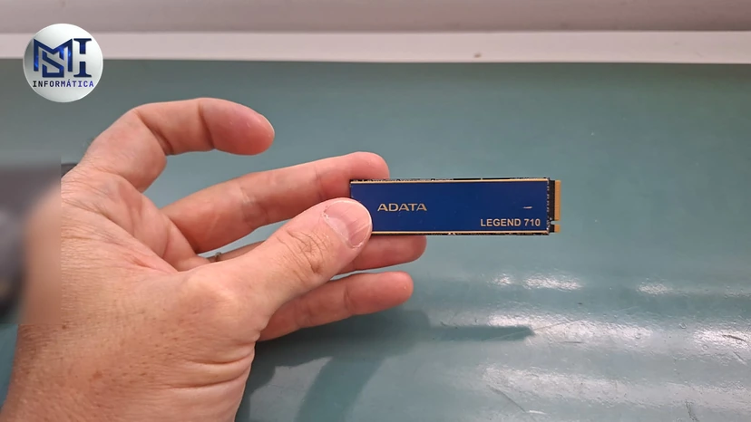 SSD M.2 NVMe ADATA Legend 710 na mão: o formato M.2 2280, que encaixa direto na placa-mãe