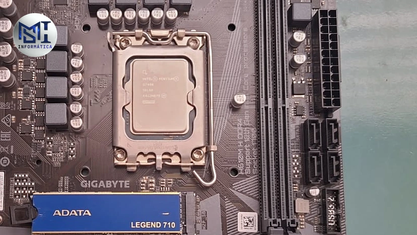 SSD M.2 NVMe ADATA Legend 710 instalado na placa-mãe Gigabyte H610M, abaixo do processador