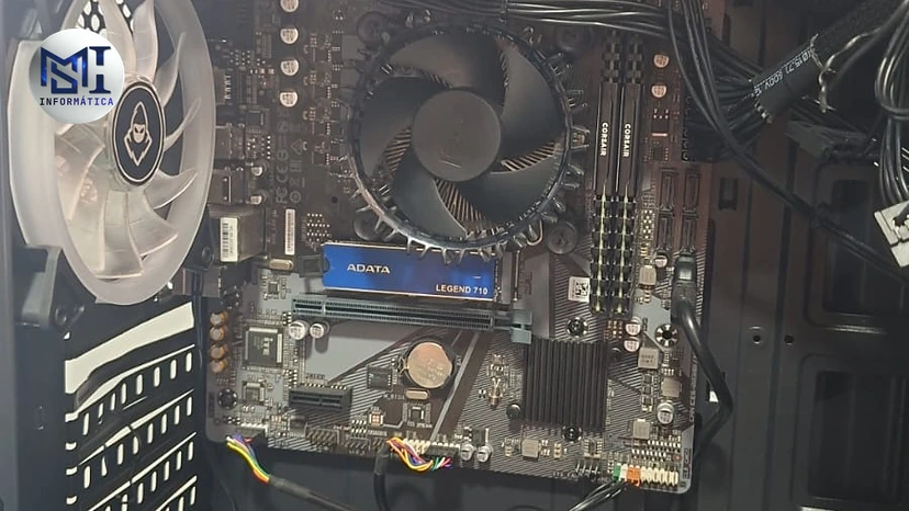 SSD NVMe ADATA Legend 710 instalado na placa-mãe de um PC, abaixo do cooler