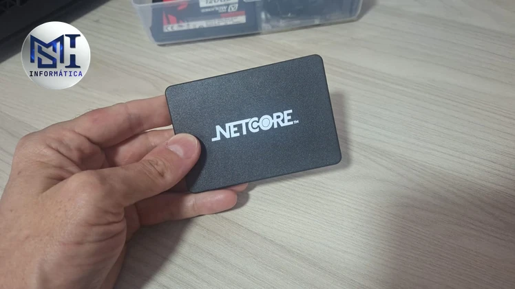 SSD SATA de 2,5 polegadas Netcore na mão