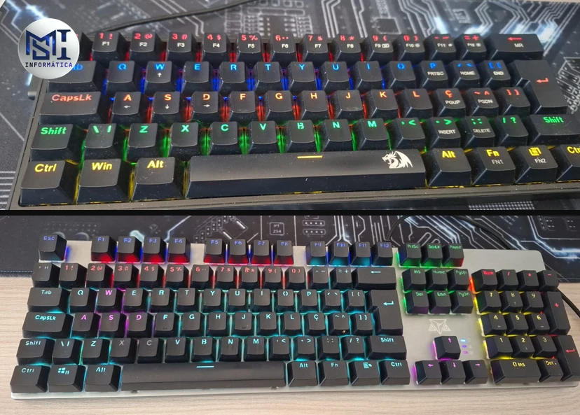 Dois teclados mecânicos com luz: em cima, um compacto Redragon sem o bloco numérico; embaixo, um completo, com o bloco numérico à direita