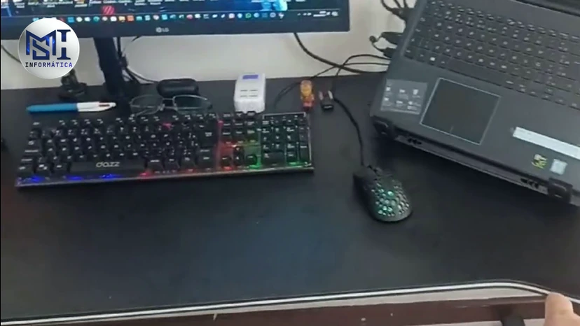Teclado mecânico com luz e mouse gamer sobre a mesa do setup do canal, no vídeo do canal