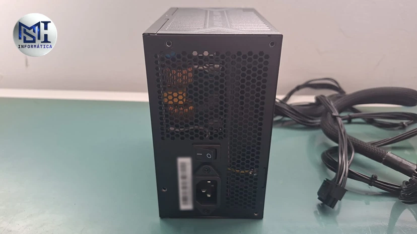 Traseira da fonte MSI MAG A650BN, com a chave liga/desliga e a entrada do cabo de força