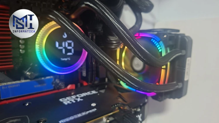 Water cooler Rise Mode de 120 mm com iluminação RGB instalado no processador de um PC gamer