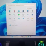 Menu Iniciar do Windows 11 aberto no monitor de um PC de cliente recém-instalado
