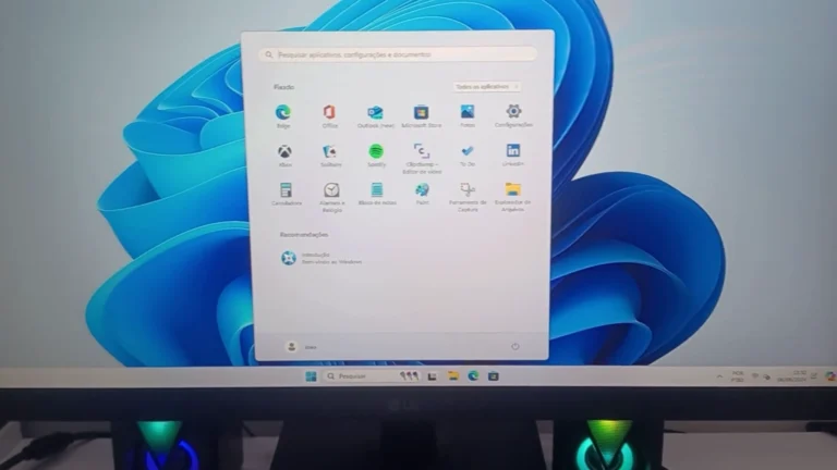 Menu Iniciar do Windows 11 aberto no monitor de um PC de cliente recém-instalado
